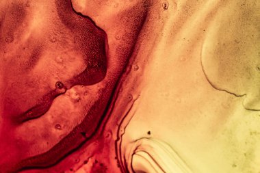 Soyut parlak renk sıvısı arka plan, elle çizilmiş alkol tablosu. Arkaplan tasarımı için sıvı mürekkep dokusu