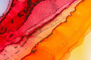 Soyut parlak renk sıvısı arka plan, elle çizilmiş alkol tablosu. Arkaplan tasarımı için sıvı mürekkep dokusu