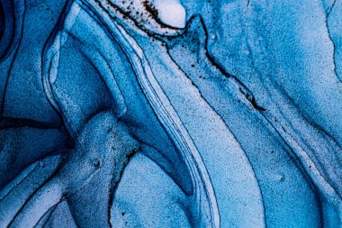 Soyut parlak renk sıvısı arka plan, elle çizilmiş alkol tablosu. Arkaplan tasarımı için sıvı mürekkep dokusu