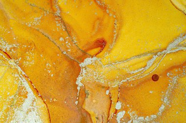 Soyut parlak parlak renk akışkan arka plan, altın çizgili el yapımı alkol tablosu. Sıvı mürekkep tekniği arkaplan tasarımı