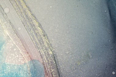 Soyut parlak parlak renk akışkan arka plan, altın çizgili el yapımı alkol tablosu. Yüksek çözünürlüklü arkaplan tasarımı için sıvı mürekkep dokusu