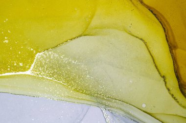 Soyut parlak parlak renk akışkan arka plan, altın çizgili el yapımı alkol tablosu. Yüksek çözünürlüklü arkaplan tasarımı için sıvı mürekkep dokusu