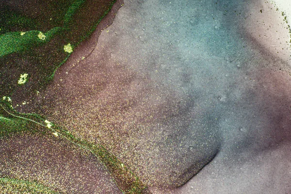 Soyut parlak parlak renk akışkan arka plan, altın çizgili el yapımı alkol tablosu. Yüksek çözünürlüklü arkaplan tasarımı için sıvı mürekkep dokusu