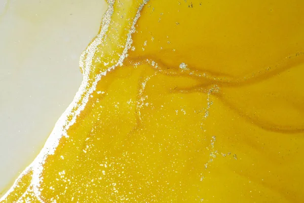 アブストラクト明るい光沢のある色液の背景 手描きの金の縞模様のアルコール塗装 高解像度背景デザインのための液体インク技術テクスチャ — ストック写真