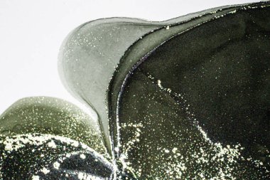 Soyut parlak parlak renk akışkan arka plan, altın çizgili el yapımı alkol tablosu. Yüksek çözünürlüklü arkaplan tasarımı için sıvı mürekkep dokusu