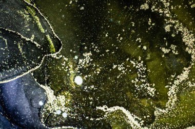 Soyut parlak parlak renk akışkan arka plan, altın çizgili el yapımı alkol tablosu. Yüksek çözünürlüklü arkaplan tasarımı için sıvı mürekkep dokusu