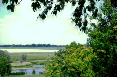 Yeşil ağaçlar, nehir ve biçilmiş buğday tarlası olan parlak banliyö manzarasının sanatsal gerçekçi bir çizimi