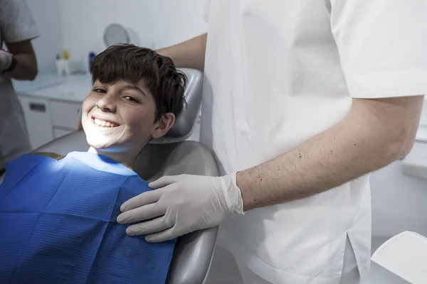 一个可爱的男孩正在接受专业儿科牙医的检查 非常快乐的男孩在去诊所看医生之后 脸上带着美丽的白笑 复制空间 — 图库照片