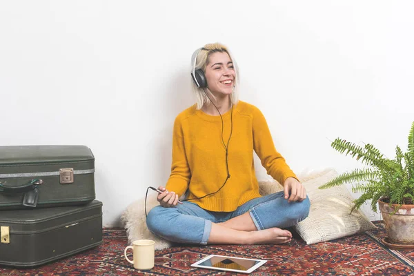 Mujer Joven Relajada Sentada Suelo Casa Escuchando Música — Foto de Stock