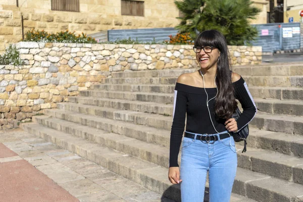 Joven Mujer Con Estilo Usando Auriculares Pasar Tiempo Libre Aire — Foto de Stock