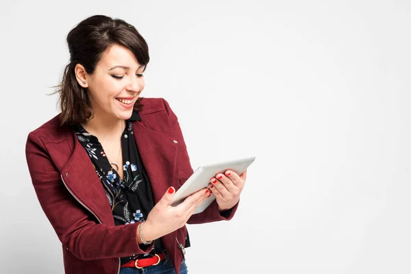 Mujer Usando Tableta Digital Feliz Aislado Sobre Fondo Blanco Retrato — Foto de Stock