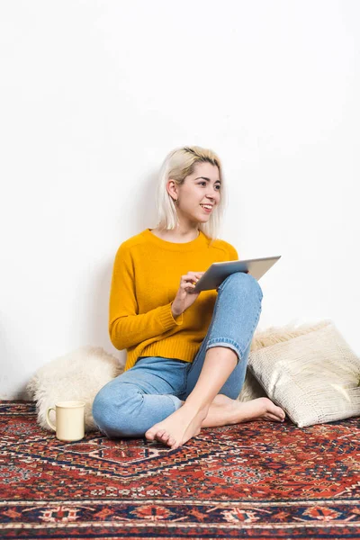 Mujer Sala Estar Usando Tableta Mientras Está Sentada Suelo —  Fotos de Stock