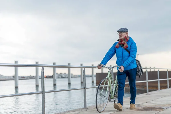 Egy Idős Ember Portréja Aki Biciklijével Tenger Mellett Sétál — Stock Fotó