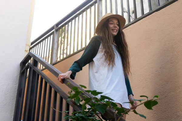 Joven Adolescente Con Ropa Verano Sombrero Pie Escalera Aire Libre — Foto de Stock