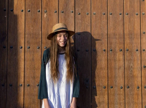 Joven Adolescente Feliz Mujer Con Ropa Verano Pie Contra Vieja — Foto de Stock