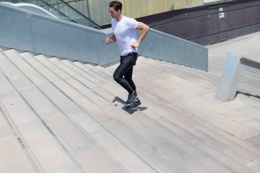 Kentsel ortamda koşan sporcu adam