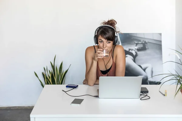 Mujer Usando Laptop Trabajando Desde Casa — Foto de Stock