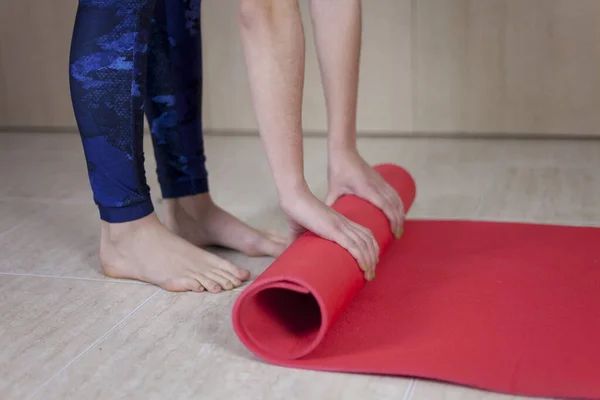 Ajuste Hermosa Mujer Plegable Alfombra Ejercicio Azul Suelo Madera Antes — Foto de Stock