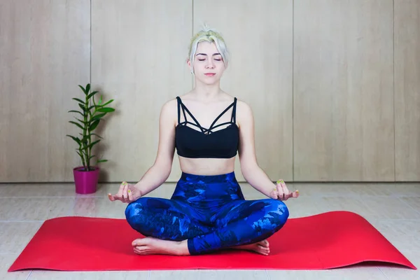 Ung Kvinna Som Tränar Lotus Asana Yogastudion Padmasana Pose — Stockfoto