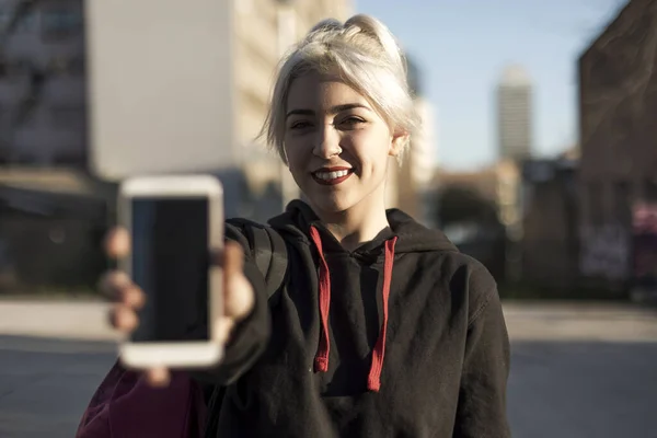 Mädchen Das Gegen Die Stadt Steht Und Ein Leeres Handy — Stockfoto