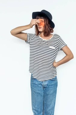 Beyaz arka planda kameraya bakıp gülümseyen güzel, neşeli bir kızın portresi..