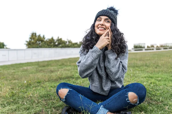 Chica Joven Sonriendo Feliz Hablando Teléfono Inteligente Pie Ciudad — Foto de Stock