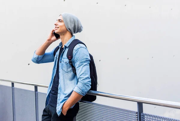 Moderne Jongeman Met Behulp Van Een Mobiele Telefoon Straat — Stockfoto