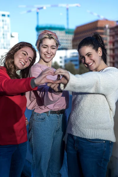 Herzform Aus Drei Befreundeten Frauenhänden — Stockfoto