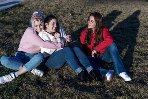 Drei Junge Freundinnen Amüsieren Sich Einem Sonnigen Tag Auf Dem — Stockfoto