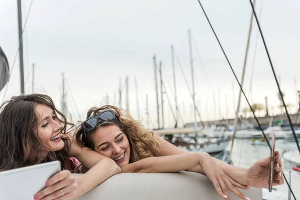 Amigos Jóvenes Felices Chica Acostados Juntos Barco Vela — Foto de Stock