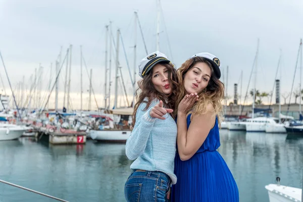 Twee Mooie Model Vrouwen Staan Poseren Een Zeilboot Terwijl Zoenen — Stockfoto