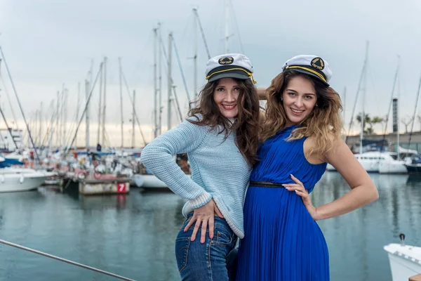 Twee Mooie Model Vrouwen Staan Poseren Een Zeilboot Terwijl Kijken — Stockfoto