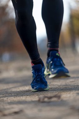 Son sınıf erkek koşu ayakkabılarını kapat.