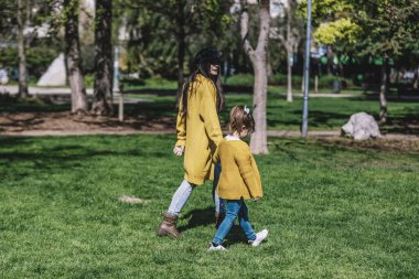 Anne ve bebeği. Anne ve kızı sonbahar parkında.