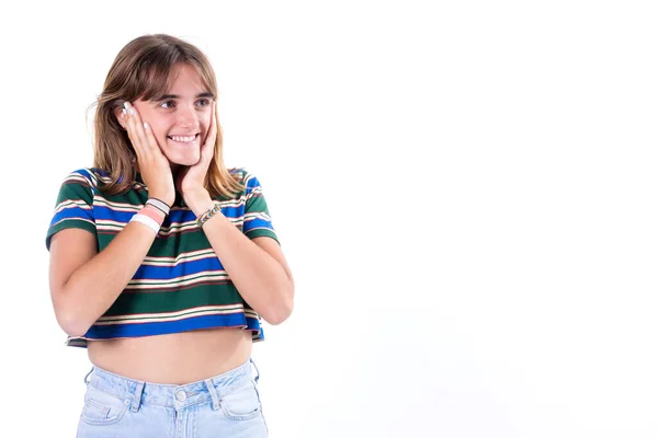 Cintura Para Cima Retrato Uma Menina Atraente Feliz Segurando Mãos — Fotografia de Stock