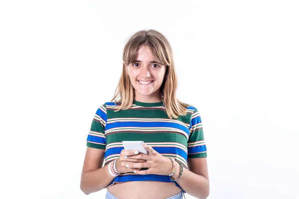 Retrato Mulher Sorridente Usando Telefone Celular Bate Papo Mensagem Texto — Fotografia de Stock