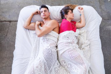 Ciddi sorunları olan genç ve sinirli bir çift.