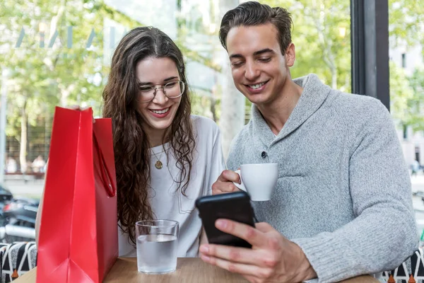 Junge Fröhliche Mann Und Frau Dating Und Verbringen Zeit Zusammen — Stockfoto