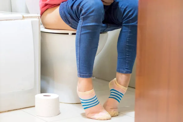 Cerrar Foto Mujer Con Estreñimiento Diarrea Sentada Inodoro Con Los — Foto de Stock