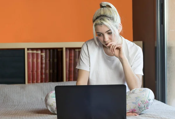 Foto Una Joven Mujer Alegre Pijama Escribiendo Portátil Sonriendo Mientras — Foto de Stock