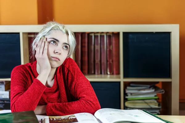 Gelangweilte Nerd Studentin Studiert Den Ganzen Tag Ist Von Bücherstapeln — Stockfoto