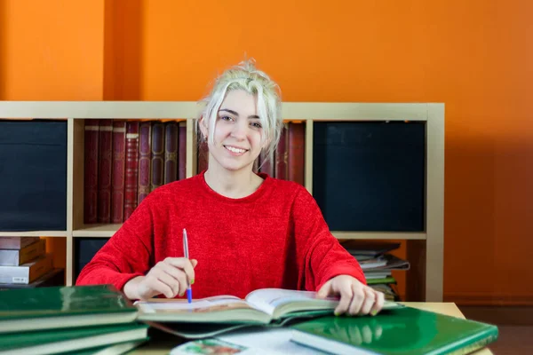 Enfocado Chica Rubia Escuela Que Estudia Con Libros Preparándose Para — Foto de Stock