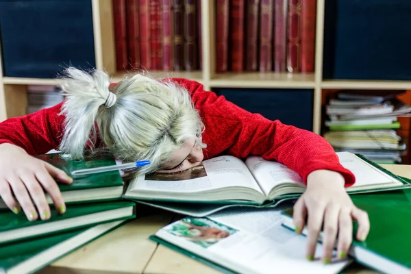 Schöne Blonde Hübsche Frau Während Des Studiums Eingeschlafen — Stockfoto