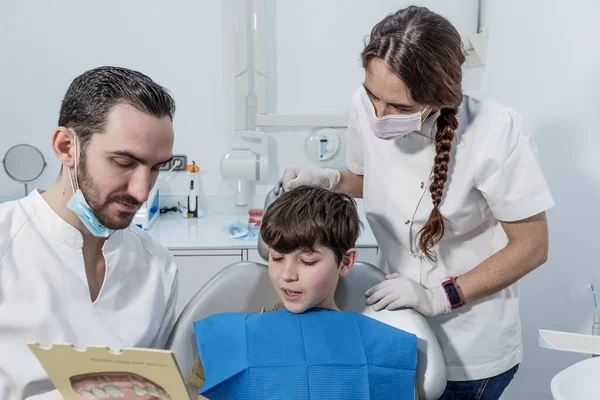 Tratamento Ortodôntico Dentista Mostra Menino Exemplo Instalação Aparelho Nos Dentes — Fotografia de Stock