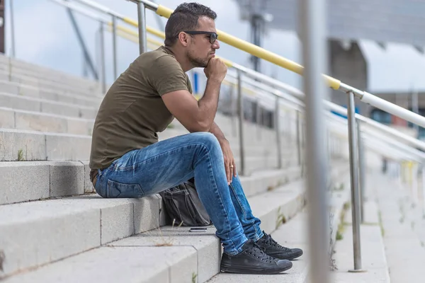 Een Jonge Man Verloren Depressie Vergadering — Stockfoto