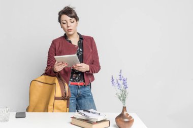 Ofiste dijital tablet kullanan bir kadın, işyerinde oturan neşeli gülümseyen bir kız, teknoloji, iş, ev işi, çevrimiçi öğrenim, öğrenim kavramı, uzaktan eğitim