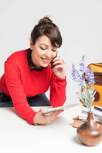 Una Mujer Hispana Usando Teléfono Oficina Chica Sonriente Alegre Sentada — Foto de Stock
