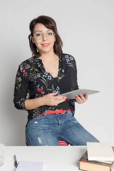 Frau Mit Digitalem Tablet Büro Fröhlich Lächelndes Mädchen Arbeitsplatz Technologie — Stockfoto
