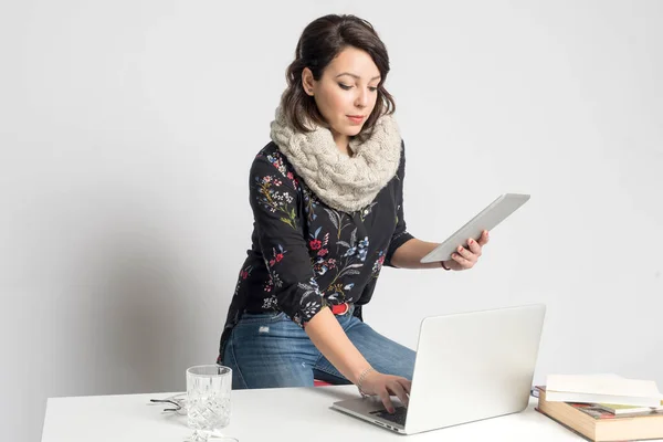 Mujer Usando Ordenador Portátil Oficina Chica Sonriente Alegre Sentado Lugar — Foto de Stock