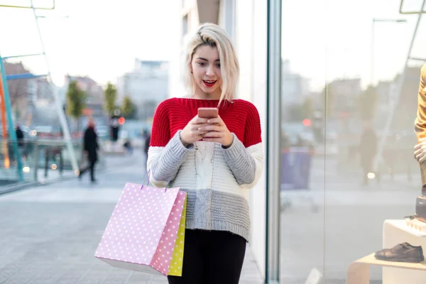 Передній Вигляд Молодої Жінки Стоїть Торговому Центрі Використовуючи Мобільний Телефон — стокове фото